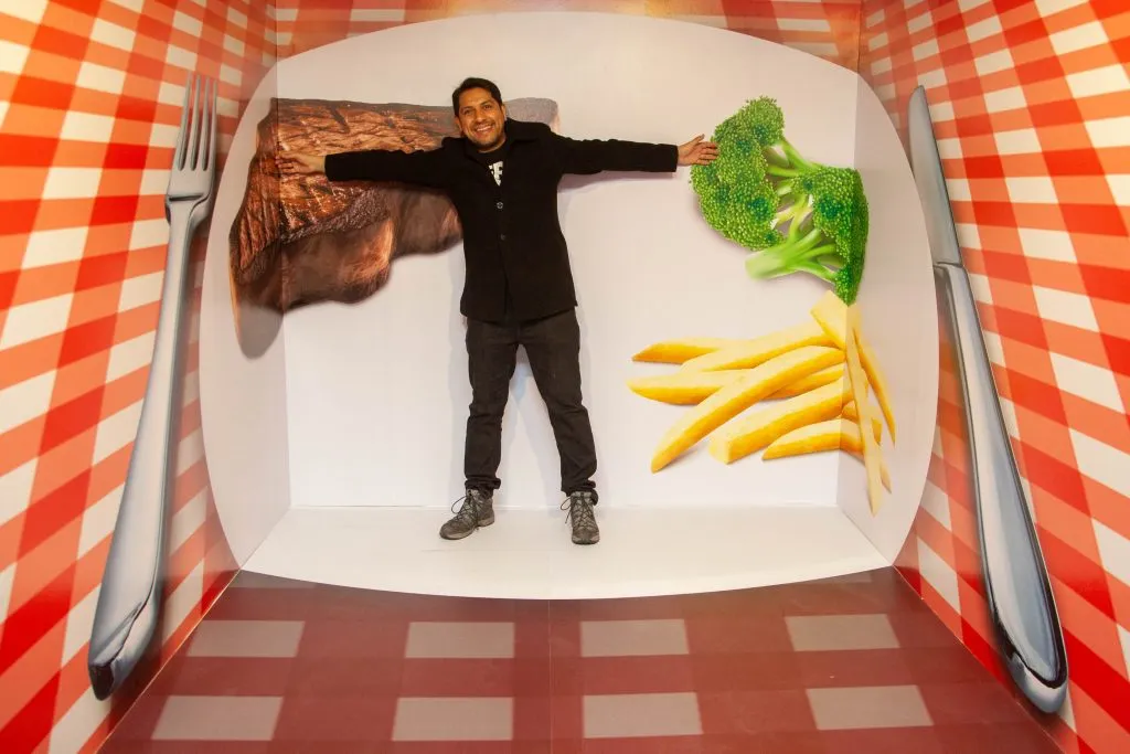 ¿Formar parte de un plato gigante? Tal como Rodrigo Herrera, tú también puedes tomarte esta increíble fotografía en Selfieland. Foto: Javiera Gandarillas.