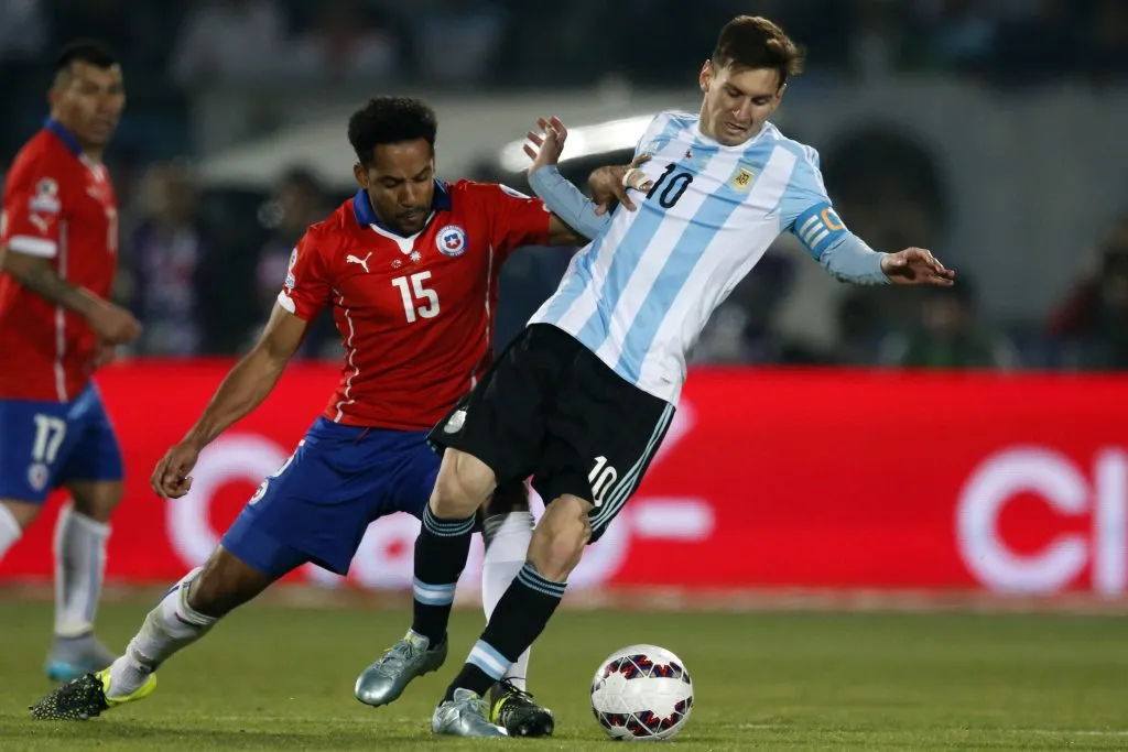 Jean Beausejour en la marca de Lionel Messi.  (Andrés Piña/Photosport).