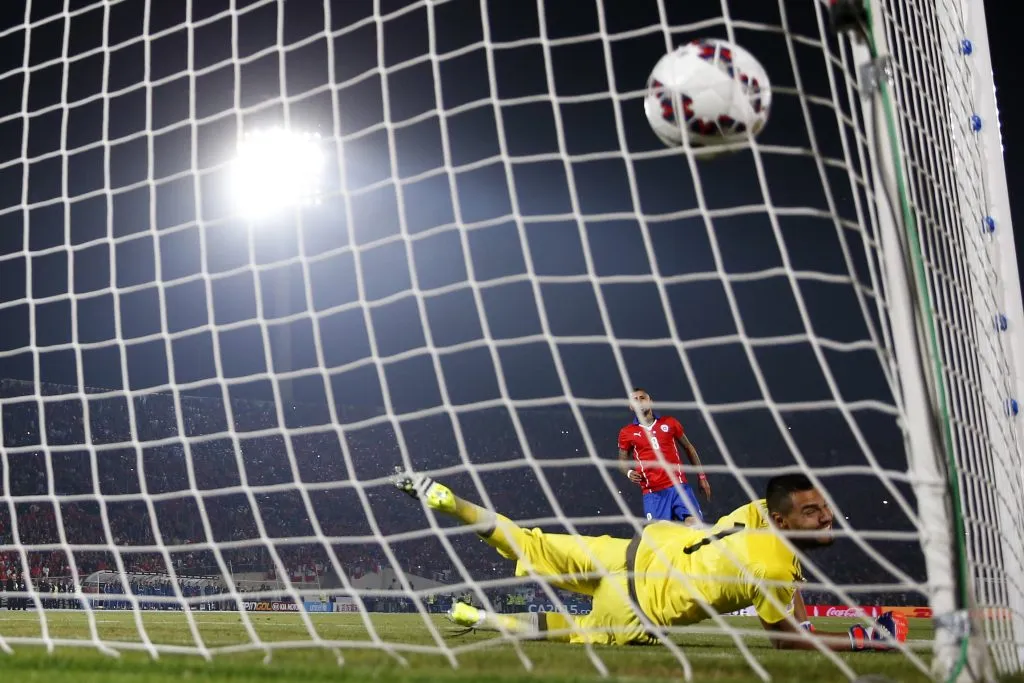 El penal de Arturo Vidal ante Argentina. Sergio Romero se lamenta, sabe que estuvo cerca. (Andrés Piña/Photosport