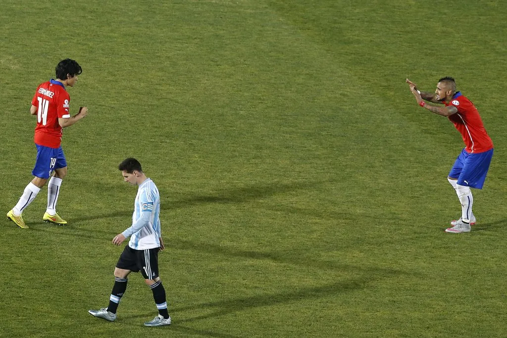 Matías Fernández y Arturo Vidal celebran el golazo que el “14” le anotó a Argentina en la tanda de penales de la final de la Copa América 2015.  (Paul Plaza/Photosport).