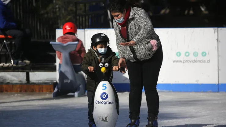 ¿Qué pistas de patinaje en hielo hay en Santiago para ir en vacaciones?
