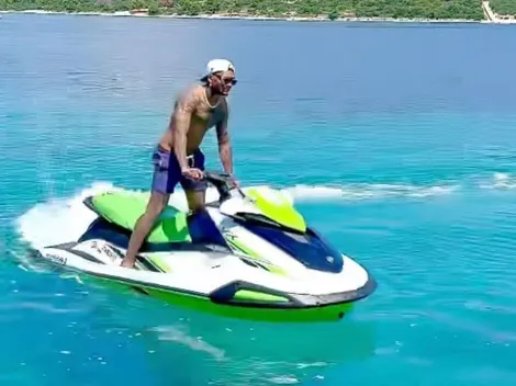 Junior cambia la bicicleta por la moto de agua en vacaciones