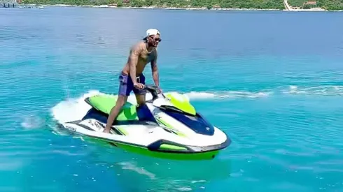 Junior muestra su habilidad en la moto de agua.