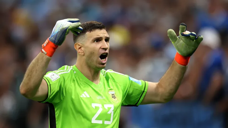 Dibu Martínez fue muy cuestionado por su actitud en los penales durante Qatar 2022.