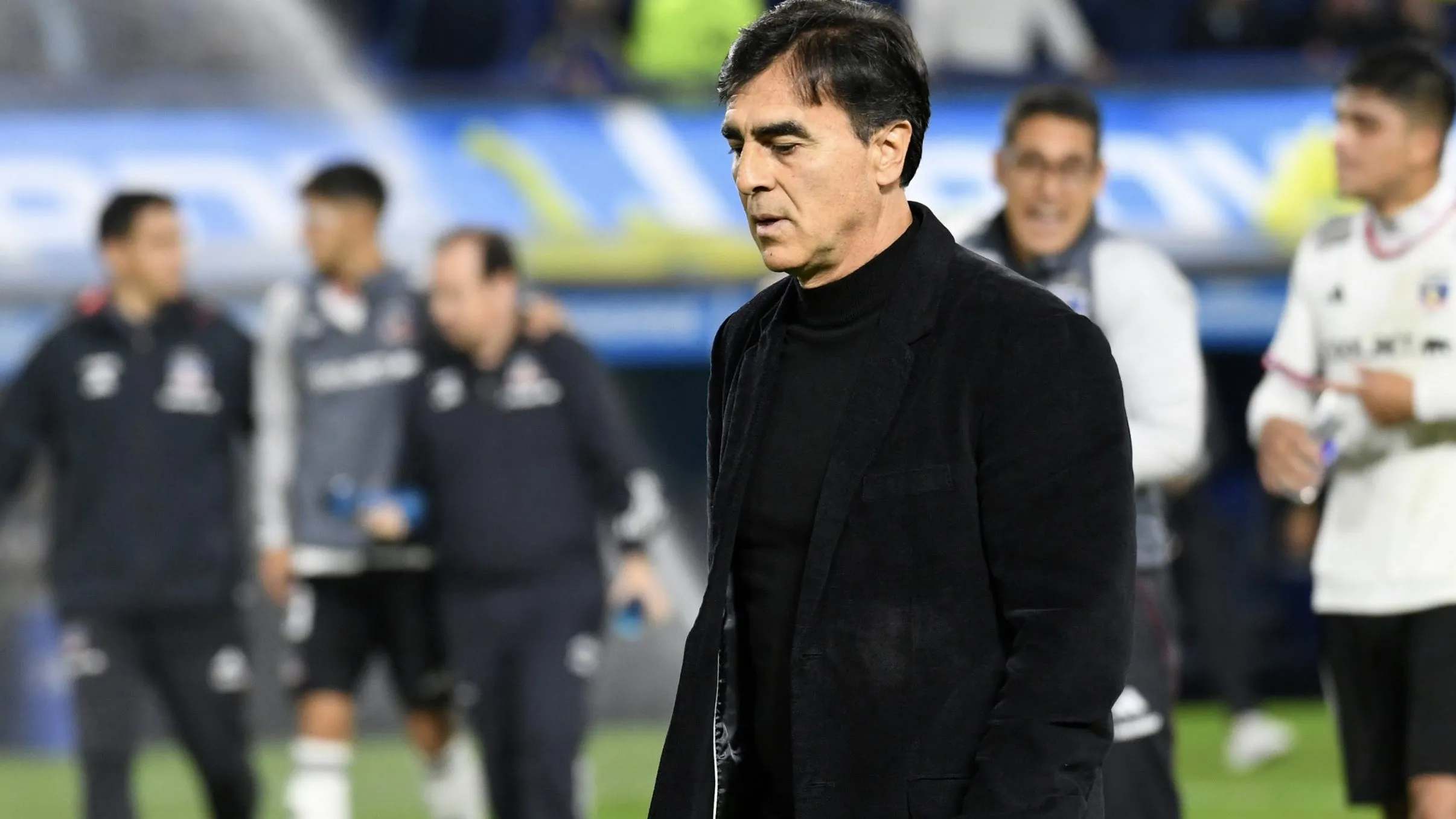 Gustavo Quinteros sale de la cancha en La Bombonera tras la caída por 1-0 de Colo Colo ante Boca Juniors. (Fotobaires/Photosport).