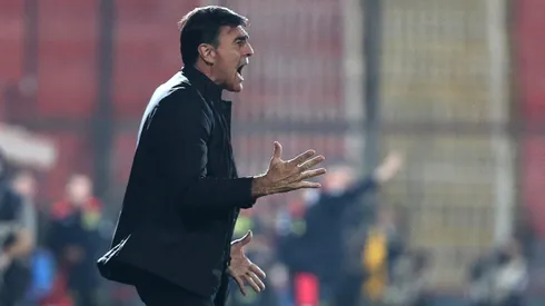 Gustavo Quinteros tiene dos desafíos importantes con Colo Colo. Y no parece contar con mucho crédito más para el Coca Mendoza.