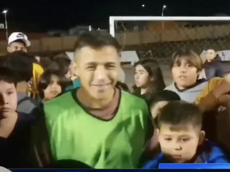 Disfruta sus vacaciones: Alexis juega una pichanga en Tocopilla