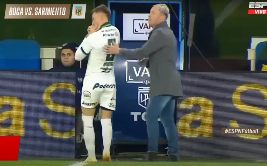 El momento en que Israel Damonte decide que otro ejecute el tiro libre a favor de Sarmiento de Junín. (Captura ESPN).