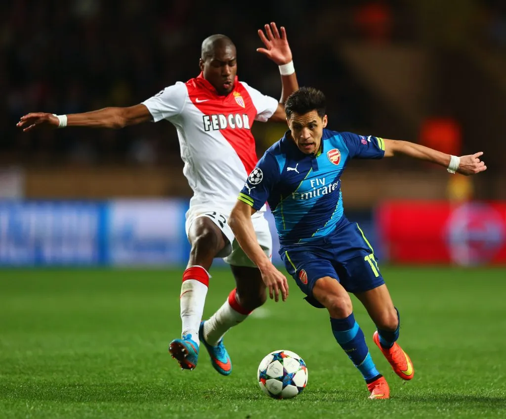 Alexis Sánchez lucha un balón contra Geoffrey Kondogbia en una edición de la Emirates Cup. ¿Jugarán juntos en el Marsella? (Michael Steele/Getty Images)