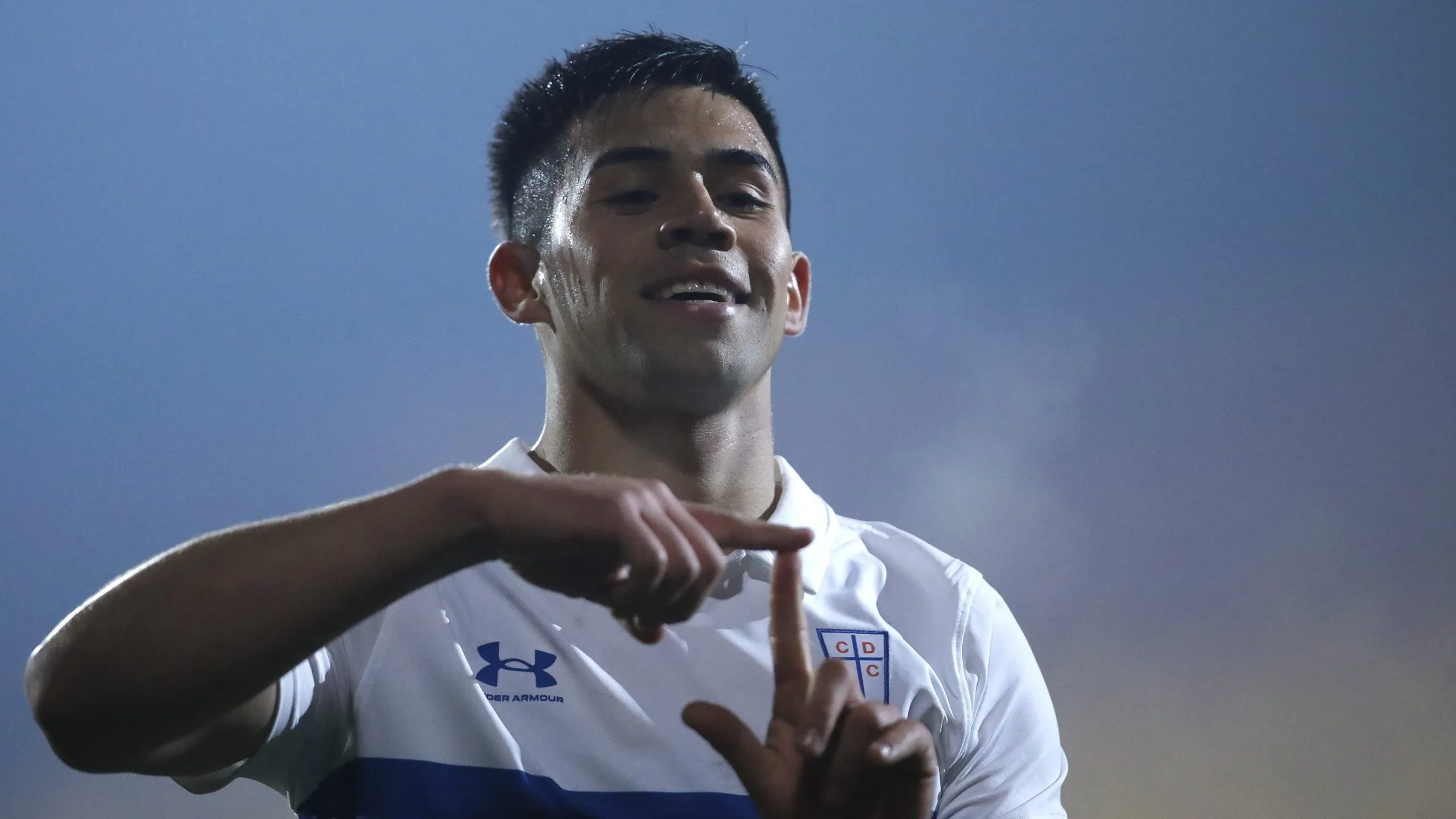 Alexander Aravena fue una de las figuras de Universidad Católica y anotó el segundo tanto, tras un muy buen pase del Cimbi Cuevas | Photosport.