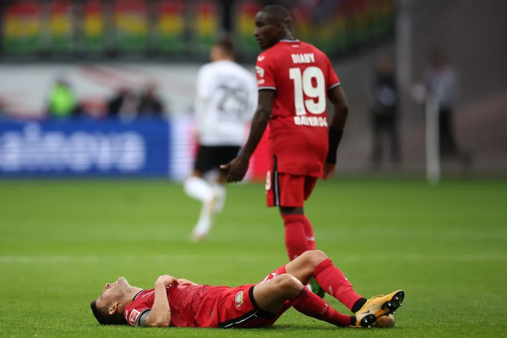 Charles Aránguiz se lesionó el 15 de octubre de 2022, en el partido de Bayer Leverkusen ante Eintracht Frankfurt por la Bundesliga, y tras casi un año volvió a jugar en Brasil. | Foto: Getty