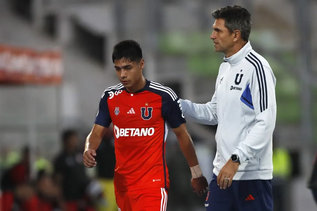 Mauricio Pellegrino consuela a Darío Osorio tras sustituirlo en el duelo ante Deportes Copiapó. (Andrés Piña/Photosport).
