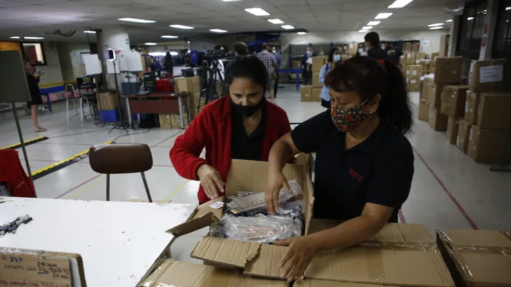 ¿Qué bonos pueden recibir este mes las mujeres?