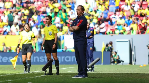 Luis Mena califica como "tranquilo" su debut con La Roja Femenina