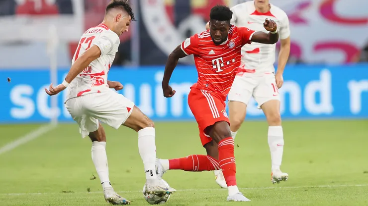 Dominik Szoboszlai (de blanco) en acción por el RB Leipzig ante Alphonso Davies del Bayern Múnich. El húngaro Jugará en el Liverpool de Inglaterra.