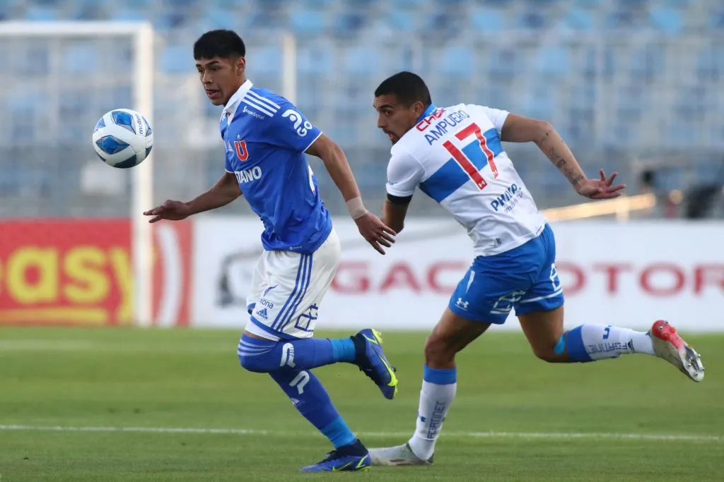 Darío Osorio en acción por la Universidad de Chile en un Clásico Universitario. (Jorge Loyola/Photosport).