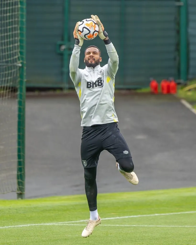 Lawrence Vigouroux en acción por el amistoso del Burnley ante el Fleetwood Town. (Foto: Burnley FC).