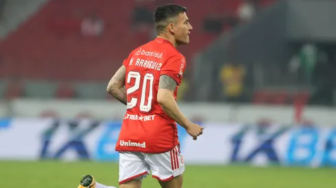 Charles Aránguiz jugó 25' en su regreso a las canchas tras casi un año.