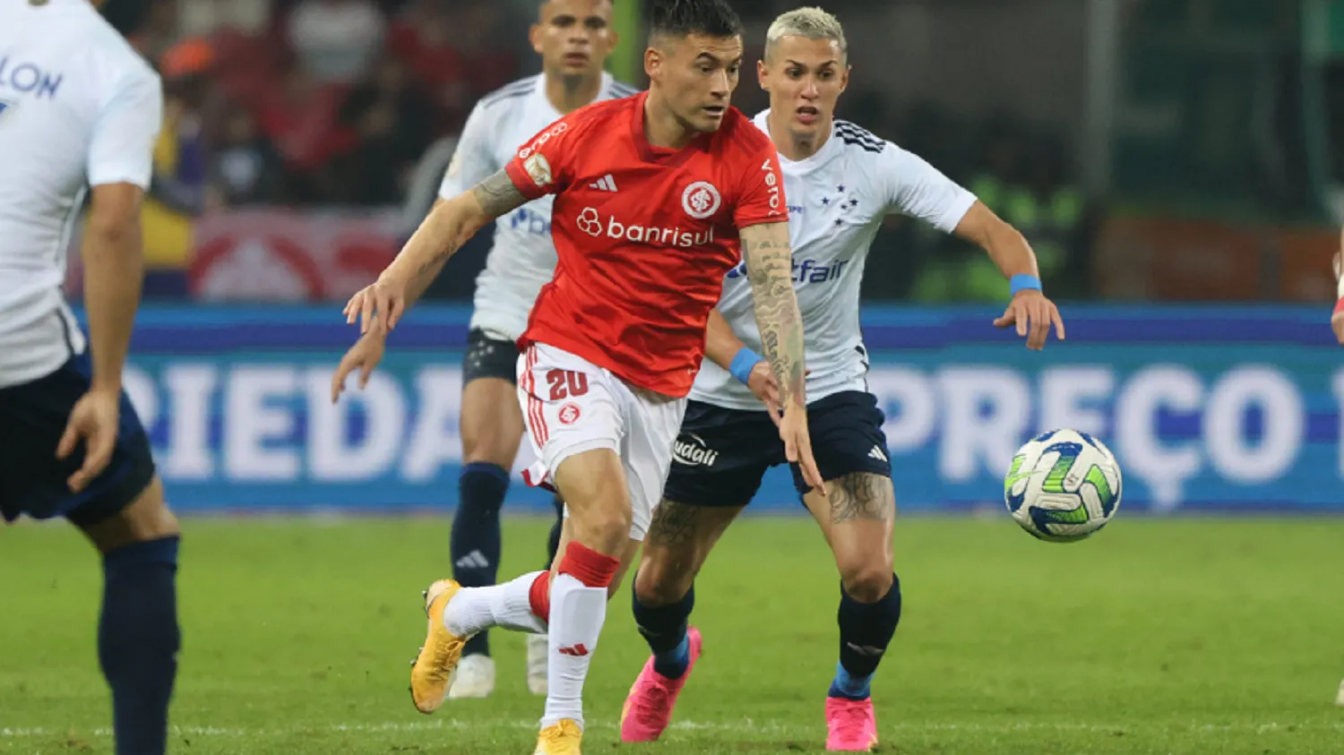 Charles Aránguiz en acción en su vuelta a las canchas por el Inter de Porto Alegre. (Foto: SC Internacional).