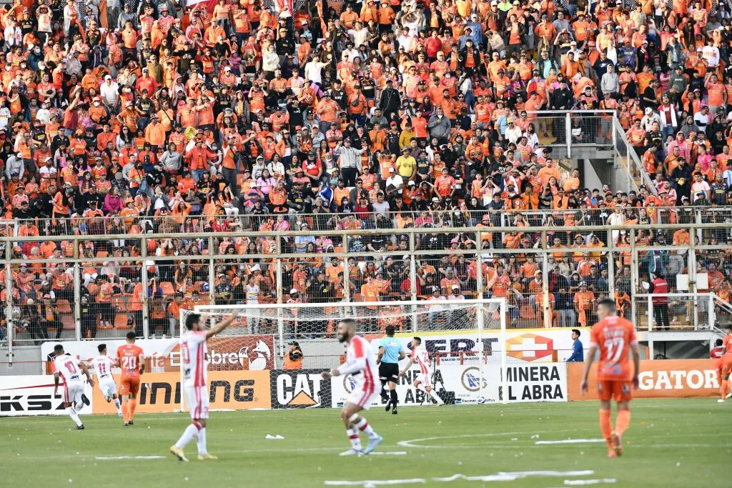 Cobreloa cayó goleado por 0 a 5 ante Copiapó y perdió la final de la liguilla por el ascenso 2022. Óscar Wirth acusó “cosas raras” del plantel y Roberto Gutiérrez se le lanzó al cuello. Foto: Photosport.
