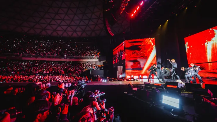La banda de K-pop causó sensación en Santiago.