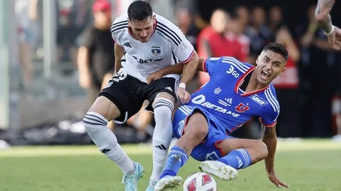 Nicolás Guerra disputa la pelota con Ramiro González en el Superclásico 193.