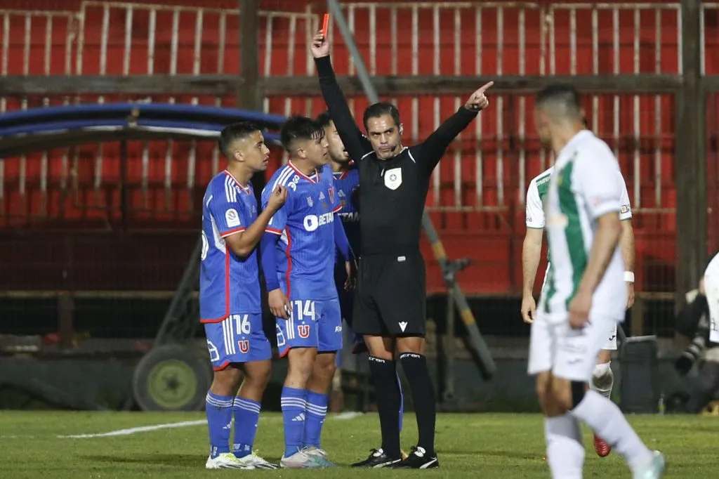 La expulsión que le costó dos partidos de sanción a Nicolás Guerra en la U. (Dragomir Yankovic/Photosport).