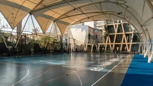 La Facultad de Economía y Negocios de la Universidad de Chile cuenta con instalaciones de alto nivel para los y las deportistas.