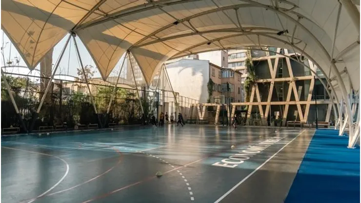 La Facultad de Economía y Negocios de la Universidad de Chile cuenta con instalaciones de alto nivel para los y las deportistas.