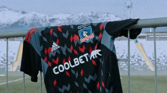 La última camiseta de Adidas lanzada para Colo Colo. 