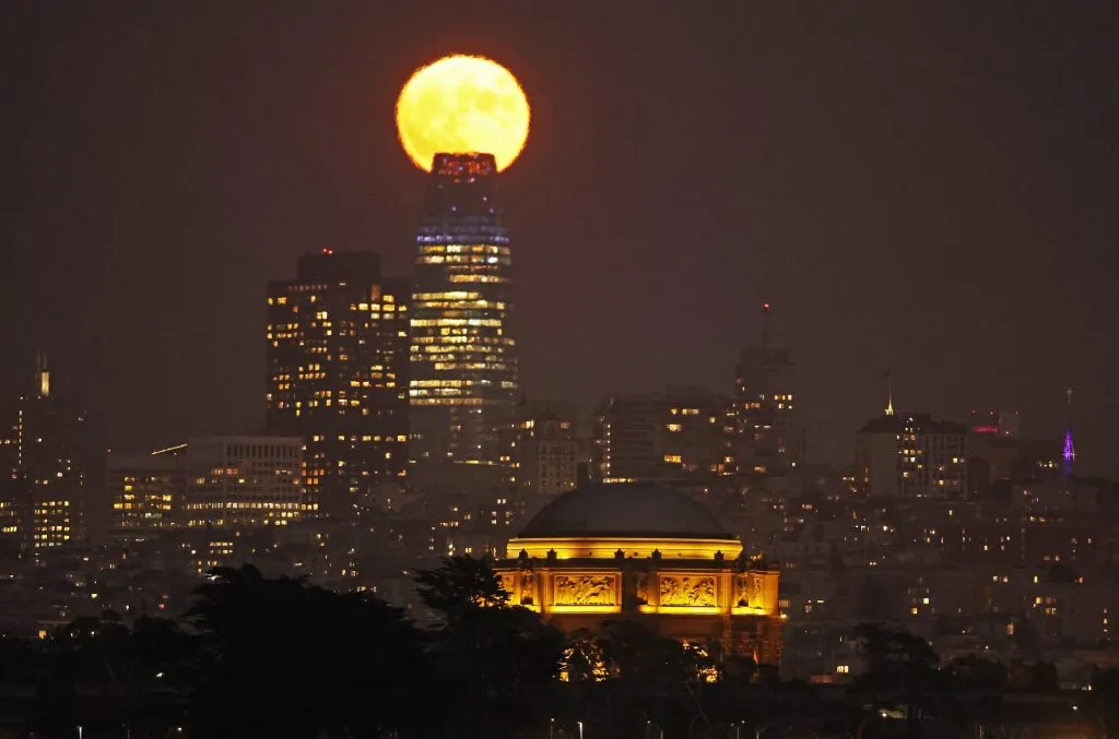 San Francisco, California – 30 de agosto: Una Super Luna Azul se eleva detrás del horizonte de San Francisco. | Foto: Getty Images