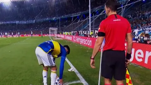 Una zapatilla cayó al terreno de juego cuando Pol Fernández iba a lanzar un córner