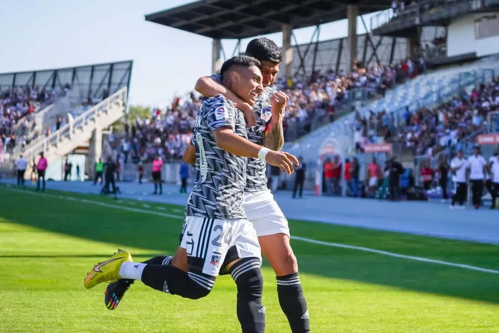 Esteban Pavez y Jordhy Thompson celebran un gol de Colo Colo. Blanco y Negro reprochó al capitán de los albos. (Guille Salazar/RedGol).