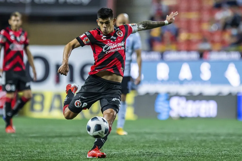 Esteban Pavez en acción por el Xolos de Tijuana de México. (Francisco Vega/Getty Images).