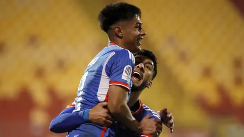 Darío Osorio festeja el gol que le anotó a Curicó Unido. Lo eleva en brazos Franco Lobos.