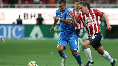 Iván Morales en acción por el Cruz Azul ante Chivas de Guadalajara.