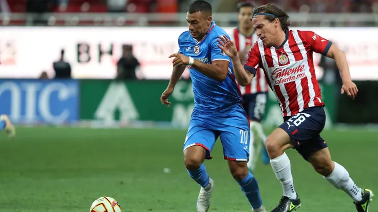 Iván Morales en acción por el Cruz Azul ante Chivas de Guadalajara.