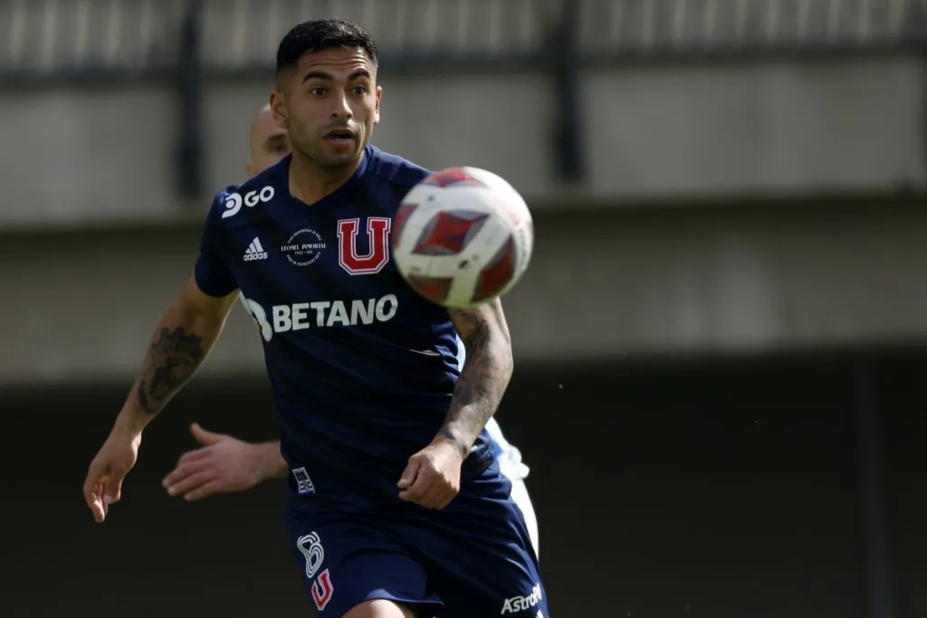 Yonathan Andía lucha por ser titular en el Superclásico. Foto: Andres Pina/Photosport