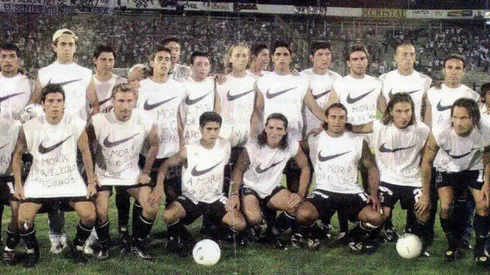 El 30 de enero de 2002, a pocos días de haberse declarado la quiebra, los jugadores de Colo Colo saltaron a la cancha con una camiseta que decía "a morir por el Colo. ¡Apoyenos!"