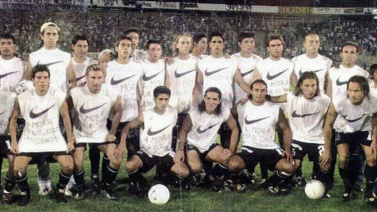 El 30 de enero de 2002, a pocos días de haberse declarado la quiebra, los jugadores de Colo Colo saltaron a la cancha con una camiseta que decía "a morir por el Colo. ¡Apoyenos!"