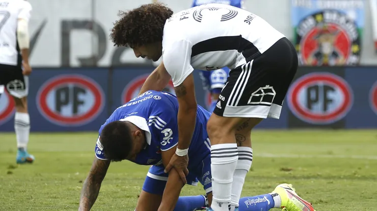 Maximiliano Falcón en un Superclásico. En la imagen intenta levantar a su compatriota, el uruguayo Álvaro Brun.