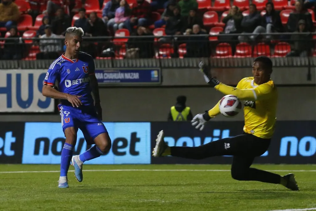 La definición de Leandro Fernández para anotar el descuento de la U ante Unión La Calera. (Sebastián Cisternas/Photosport).