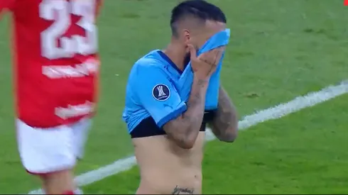 Ronnie Fernández quedó así tras la fácil atajada del golero de Inter de Porto Alegre en la revancha de cuartos de final de la Libertadores.