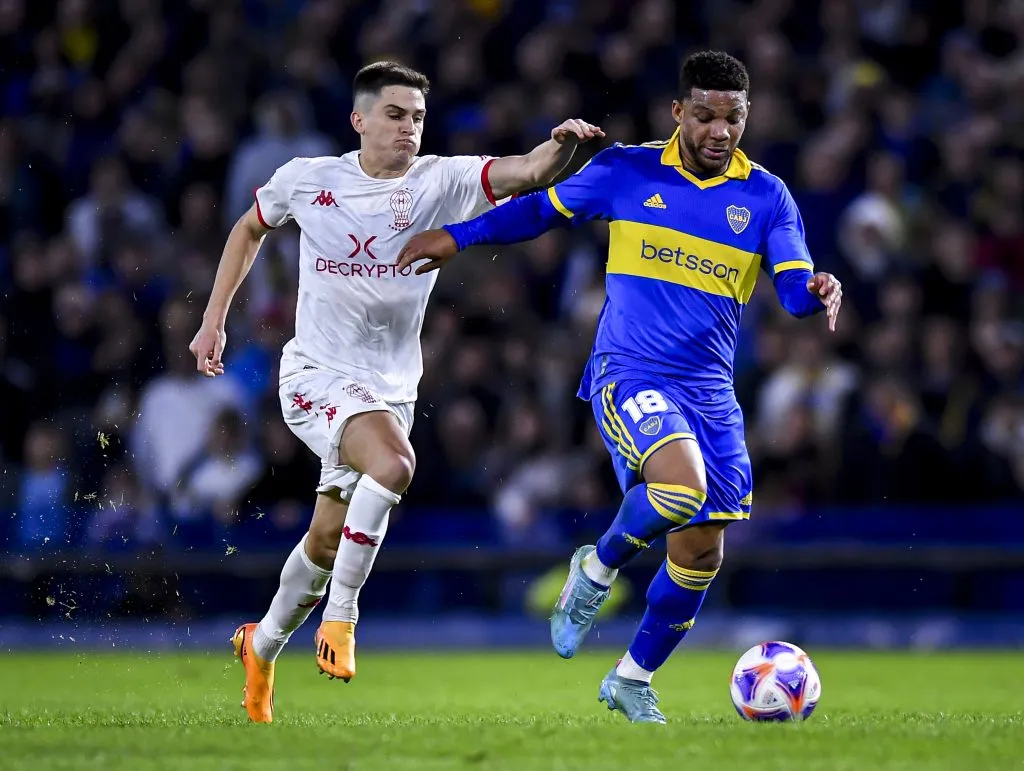 Guillermo Soto marca al colombiano Frank Fabra en un partido entre Boca Juniors vs. Huracán. (Marcelo Endelli/Getty Images).