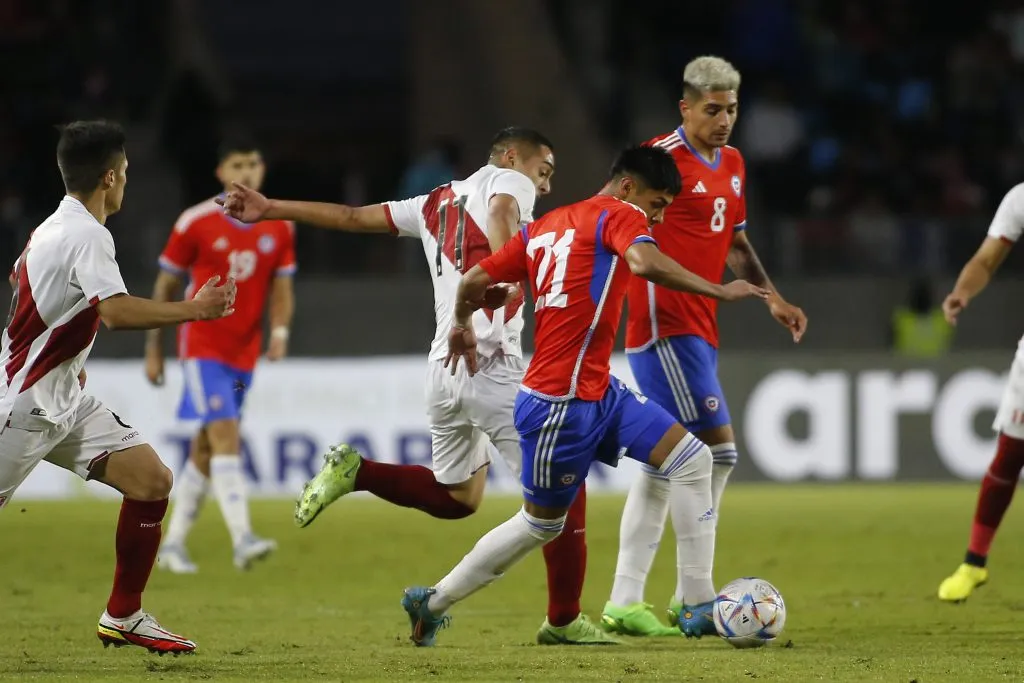 Darío Osorio conduce el balón en el duelo de la Roja Sub 23 ante Perú. (Alex Díaz/Photosport).