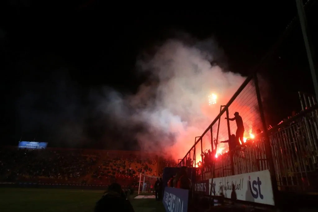 Parte de los incidentes provocados por hinchas de la UC en Santa Laura (Photosport)