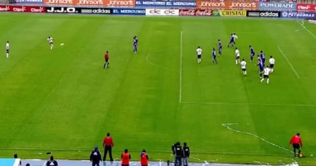 Javier Cámpora estaba absolutamente fuera de juego, pero el juez de línea resbaló.