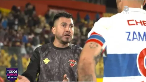El portero suplente de Ñublense pide explicaciones al capitán de la UC.
