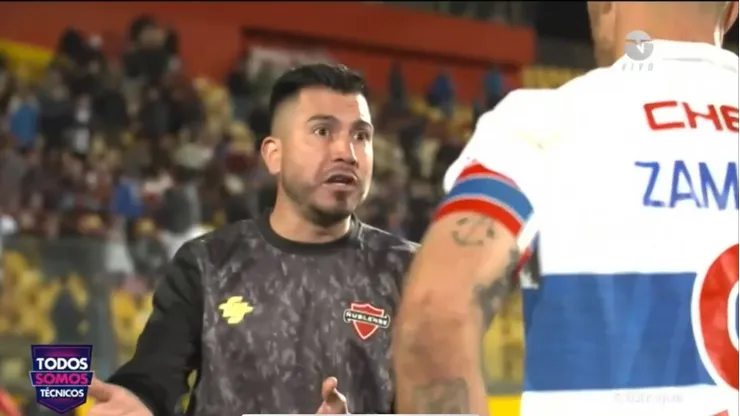 El portero suplente de Ñublense pide explicaciones al capitán de la UC.