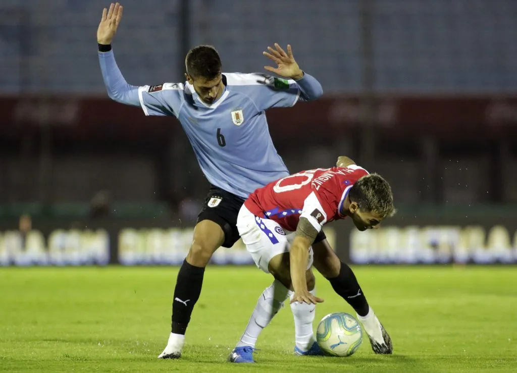Rodrigo Bentancur marca a Charles Aránguiz, quien apareció dentro de los 45 citados de Eduardo Berizzo. (Ernesto Ryan/Getty Images).